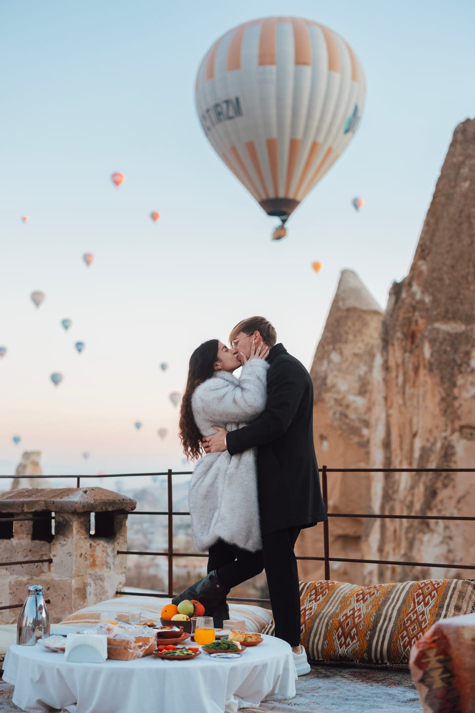 Breakfast on the terrace while the balloons rise