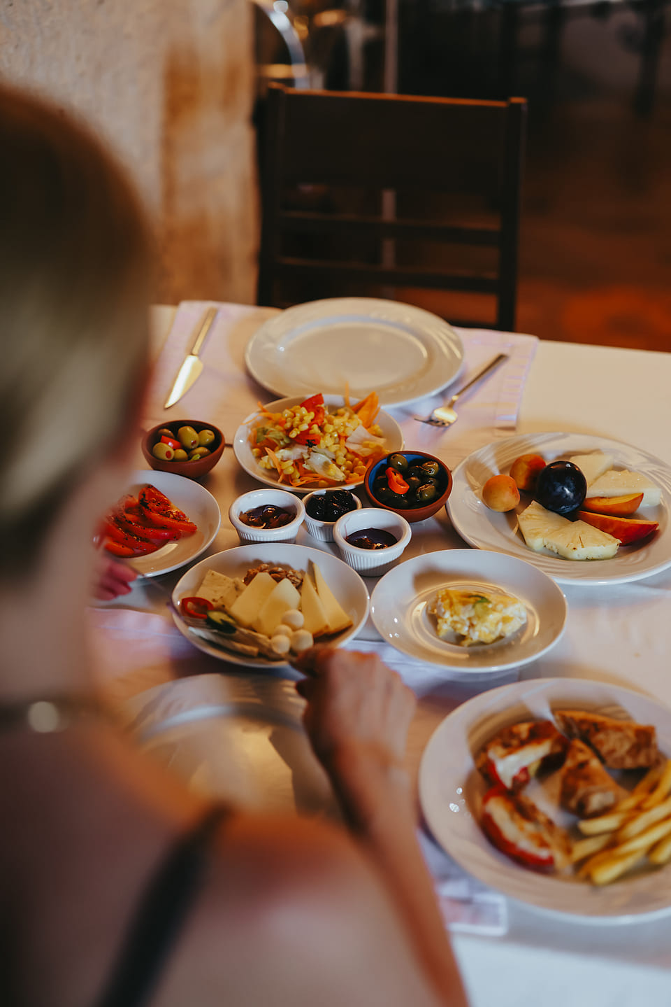 The breakfast table, laid out plate by plate