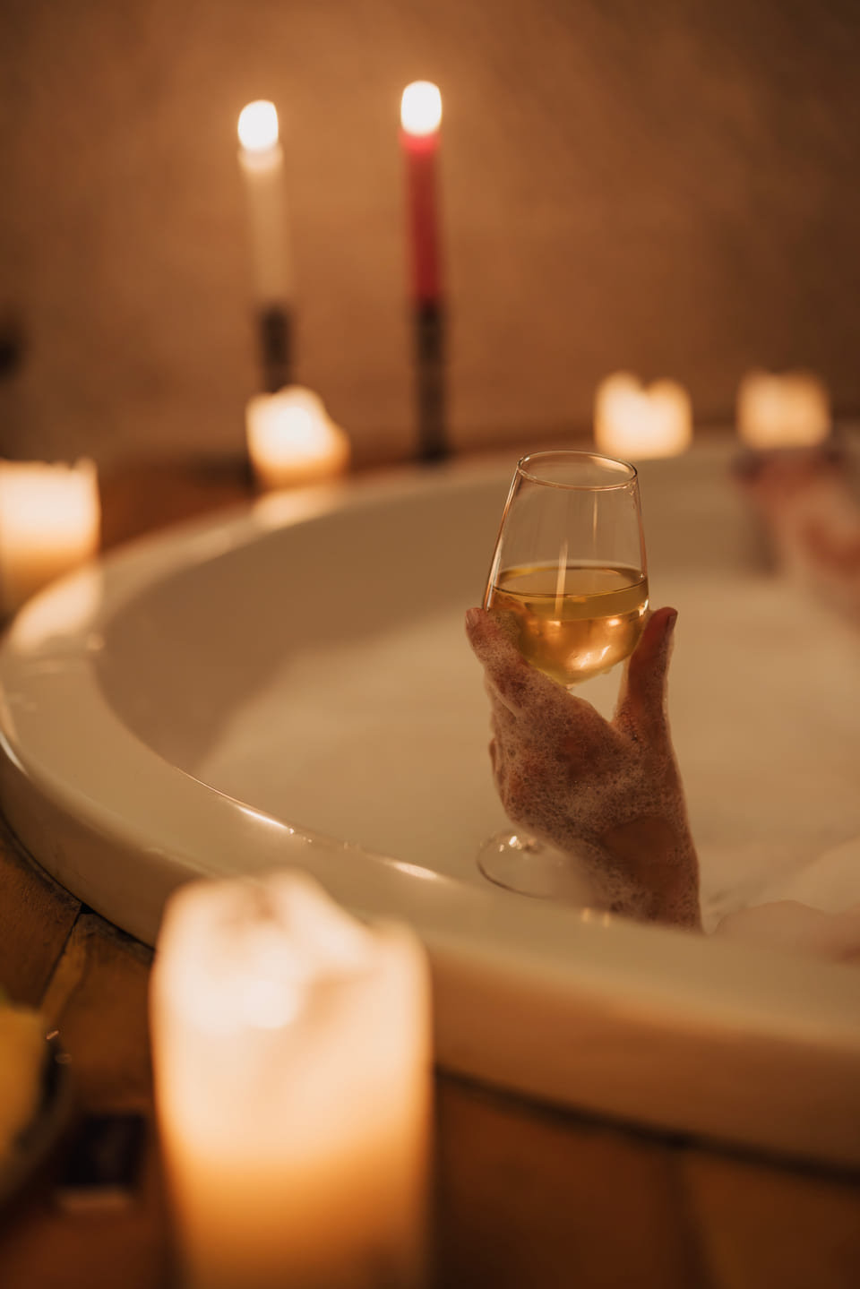 Candles and a glass of wine at the tub
